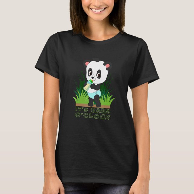 Es ist Baba O'clock Baby Panda Bär in Windeln mit  T-Shirt (Vorderseite)
