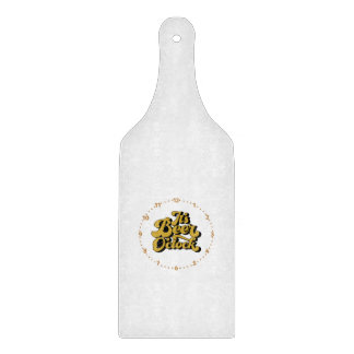 Es ist Bierzeit auf einem Schneidbrett Schneidebrett