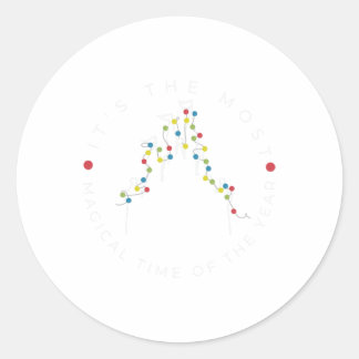 Es ist die magischste Zeit des Jahres Weihnachten. Runder Aufkleber