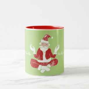 Es ist die Zeit, um Yoga-Santa zu atmen Zweifarbige Tasse