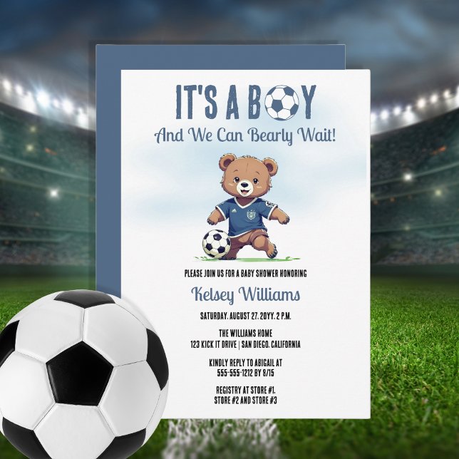 Es ist ein Baby Baby Baby Baby Baby Shower Bearly  Einladung (Cute Blue "It's A Boy and We Can Bearly Wait!" Teddy Bear Soccer Player Boy Baby Shower Invitation)