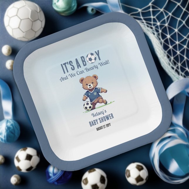 Es ist ein Baby Baby Baby Baby Baby Shower Bearly  Pappteller (Blue It's A Boy and We Can Bearly Wait! Teddy Bear Soccer Player Boy Baby Shower Square Paper Plates)