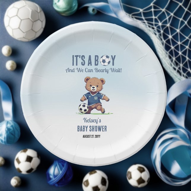 Es ist ein Baby Baby Baby Baby Baby Shower Bearly  Pappteller (Cute Blue "It's A Boy and We Can Bearly Wait!" Teddy Bear Soccer Player Boy Baby Shower Paper Plates)