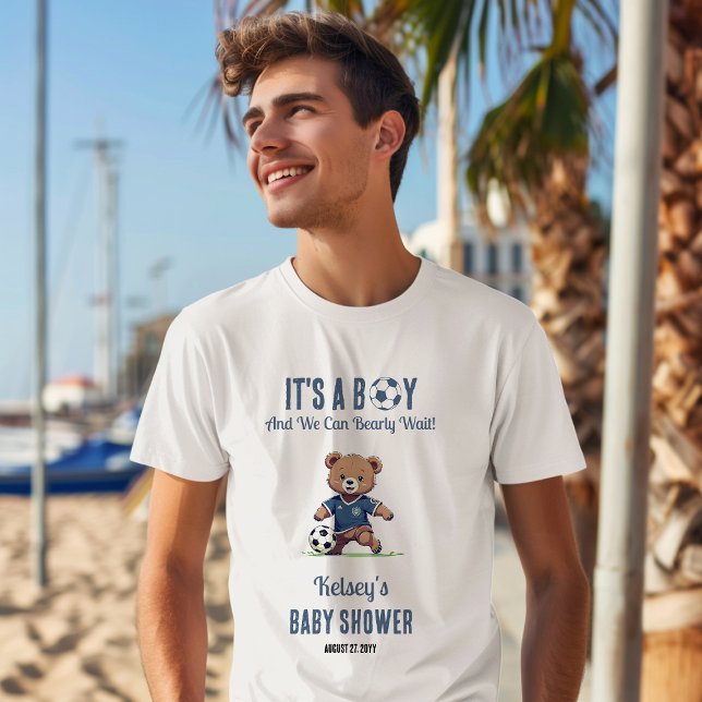 Es ist ein Baby Baby Baby Baby Baby Shower Bearly  T-Shirt (Cute Blue "It's A Boy and We Can Bearly Wait!" Teddy Bear Soccer Player Boy Baby Shower Tshirt)