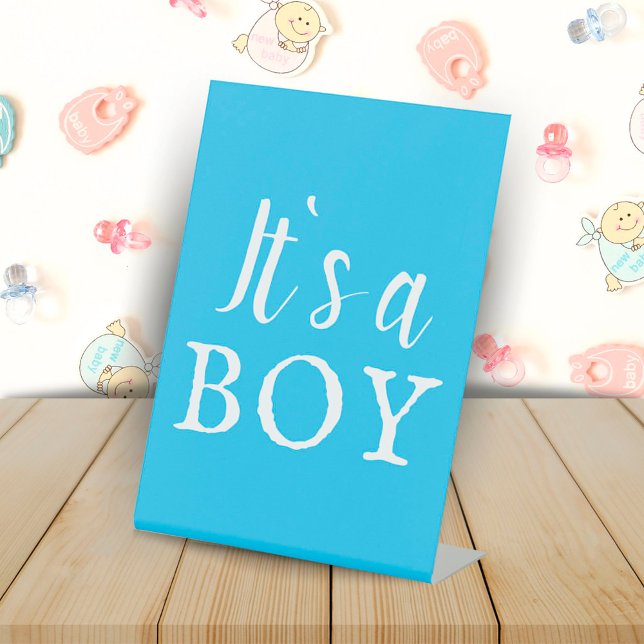 Es ist ein Baby Blue Typografy Baby Shower Sockelschild (Von Creator hochgeladen)