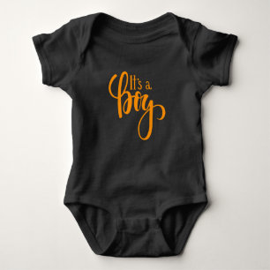 Es ist ein Baby Strampler