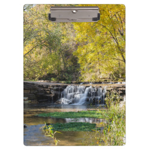 Es ist ein Dogwood-Wasserfall Klemmbrett