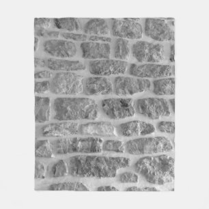 Es ist ein grobes, horizontal gezogenes Mauermuste Fleecedecke
