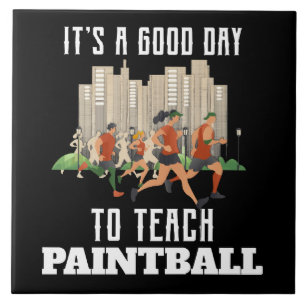 Es ist ein guter Tag, um Paintball zu unterrichten Fliese