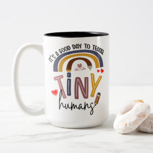 Es ist ein guter Tag, winzige Menschen zu unterric Zweifarbige Tasse