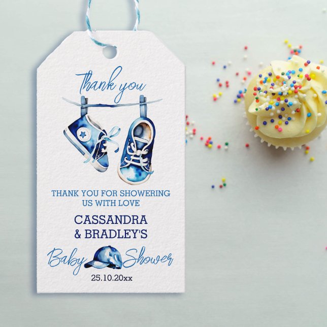 Es ist ein junge blaue Baby Schuhe danke Ihnen für Geschenkanhänger (It's a boy baby shower favor thank you gift tags cute baby sneakers hanging on a line sports cap)