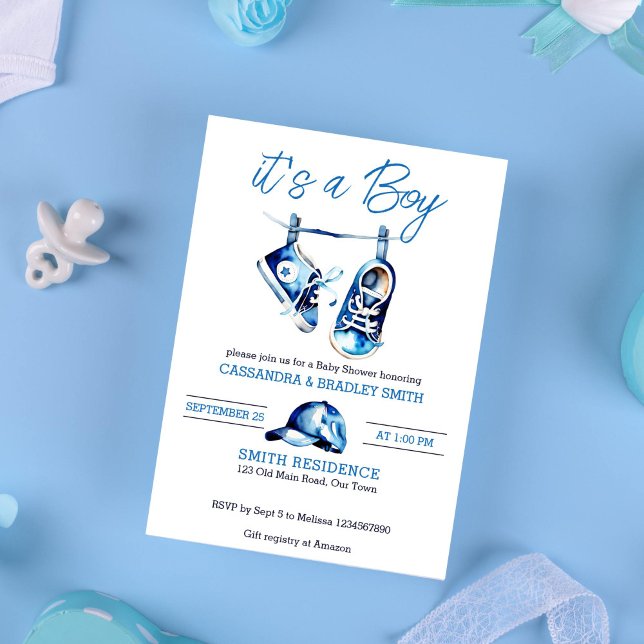 Es ist ein junge blaue Babyschuhe eine Mütze einfa Einladung (It's a boy blue baby sneakers on a line baseball cap baby shower template invitation watercolor)