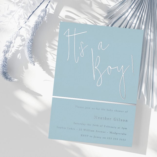 Es ist ein Junge! Dusty Blue & Silver Baby Shower  Folieneinladung (Von Creator hochgeladen)