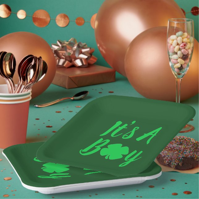 Es ist ein Junge-Kleeblatt Pappteller (Multi)