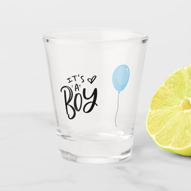 Es ist ein Junge mit blauem Ballon Schnapsglas (Vorderseite)
