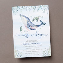 Es ist ein Junge unter der Meerwasserdusche