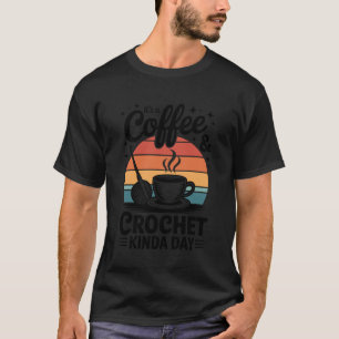Es ist ein Kaffee- und Häkel-Kind-Tag Häkelspaß T-Shirt