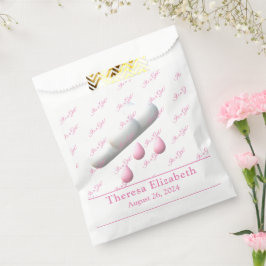 Es ist ein Mädchen, das sich eine Babydusche anpas Geschenktütchen