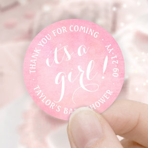 Es ist ein Mädchen! Rosa Aquarell Schrift Baby Sho Runder Aufkleber