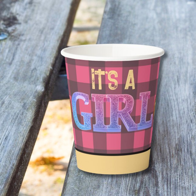 Es ist ein Mädchen Rustic Lumberjack Flannel Baby  Pappbecher (Von Creator hochgeladen)