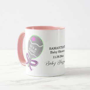 Es ist ein Mädchenpink-Rattle-Baby-Duschname Tasse