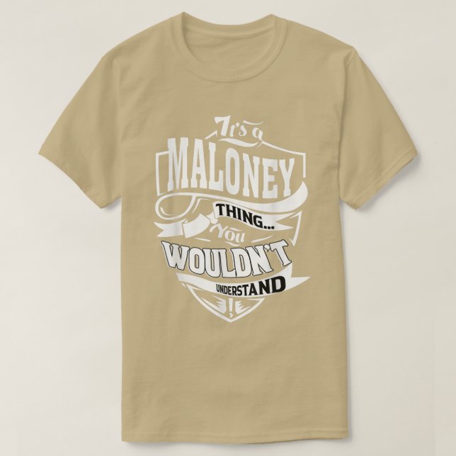 Es ist ein MALONEY Dinge Geschenke T-Shirt (Design vorne)