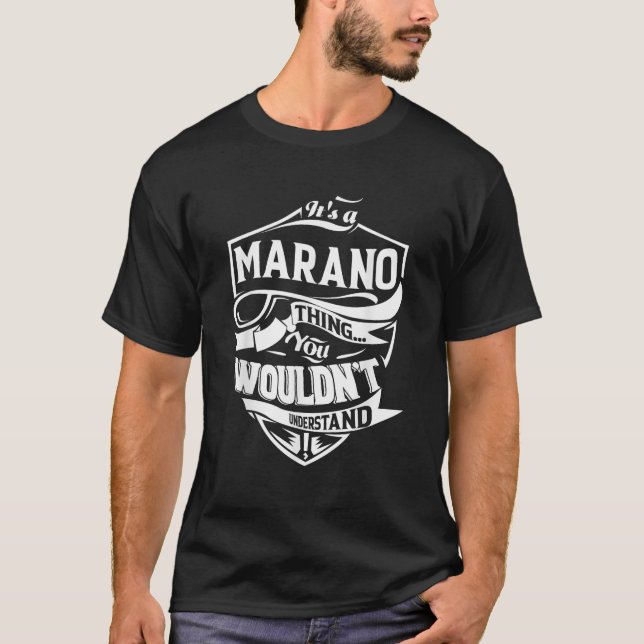 Es ist ein MARANO Things Geschenke T-Shirt (Vorderseite)