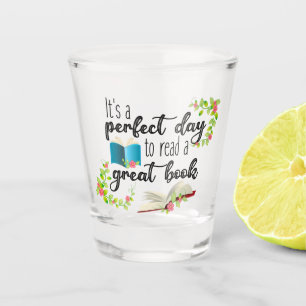 Es ist ein perfekter Tag, um ein großartiges Buch Schnapsglas
