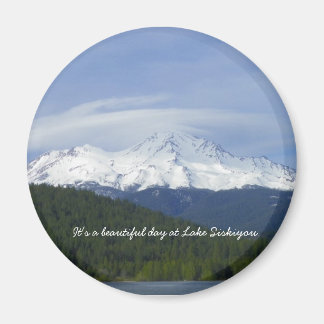 Es ist ein schöner Tag am See Siskiyou. Magnet