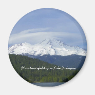 Es ist ein schöner Tag in See Siskiyou. Magnet