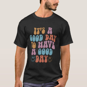 Es ist ein Tag, einen Tag mit einem farbenfrohen L T-Shirt