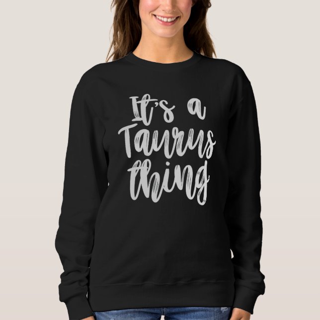 Es ist ein Taurus Geburtstag Sweatshirt (Vorderseite)