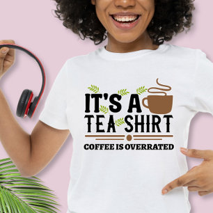 Es ist ein Tee-Shirt, Kaffee wird überbewertet T-Shirt