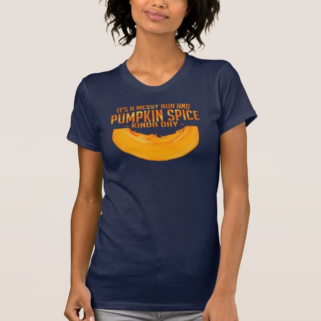 Es ist ein unheilvoller Bun and Pumpkin Gewürz Kin T-Shirt (Vorderseite)