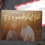 Es ist ein wunderbares Leben GOLD Weihnachten Folien Feiertagspostkarte<br><div class="desc">Es ist ein wunderschönes Foto für Lebensferien Postcard Script in REAL GOLD Schrift. Zurück hat eine hübsche Blumengrenze. Schreibstil. Großes Foto. Glückliches,  festliches Design. Es ist ein wunderbares Leben. Blume. Rot und Weiß. Blumenrahmen.</div>