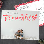 Es ist ein wunderbares Leben RED Christmas Feiertagspostkarte<br><div class="desc">Es ist ein wunderschönes Leben Urlaub Foto Postcard Script in RED Lettering. zurück hat eine hübsche Blumengrenze. Schreibstil. Großes Foto. Glückliches,  festliches Design. Es ist ein wunderbares Leben. Blume. Rot und Weiß. Blumenrahmen.</div>