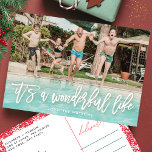 Es ist ein wunderbares Weihnachtsfest Feiertagspostkarte<br><div class="desc">Es ist ein wunderschönes Life Holidays Foto Postcard Script in weißer Schrift. zurück hat eine hübsche Blumengrenze. Schreibstil. Großes Foto. Glückliches,  festliches Design. Es ist ein wunderbares Leben. Blume. Rot und Weiß. Blumenrahmen.</div>