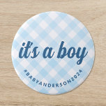 Es ist eine Boy Gingham Baby Dusche<br><div class="desc">Dieser Babyduschknopf mit pastellblau-weißem Gingham-Karo erinnert an einen südländischen Charme. Die Botschaft "Es ist ein Junge" in stilvollen, kursiven Schriften sorgt dafür, dass der Knopf auffällig ist und gleichzeitig eine lässige Eleganz bewahrt wird. Der Knopf reflektiert ein klassisches, aber gleichzeitig zeitgemäßes Ambiente, das geeignet ist, die Mutter-zu-be mit zeitlosem Design...</div>