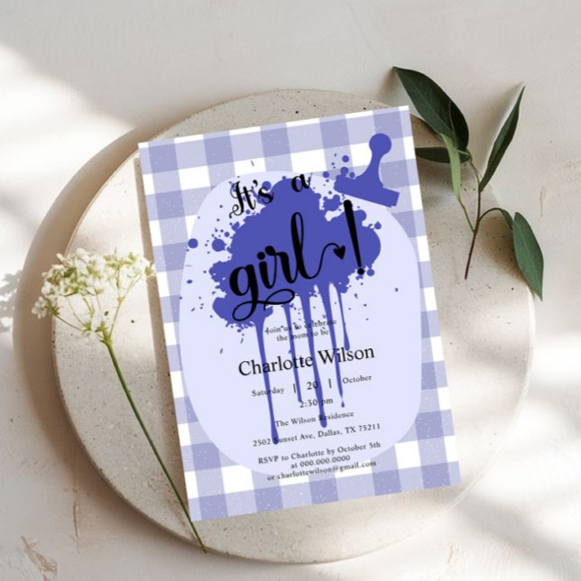 Es ist eine Girl Niedlich Pastel Navy Gingham Baby Einladung (Von Creator hochgeladen)