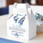 Es ist eine junge blaue Baby-Sport-Schuhkappe Baby Geschenkschachtel<br><div class="desc">Es ist ein Junge blauen Baby Dusche Geschenktaschen Blue Sport Schuhe blaue Kappe einfache moderne Wasserfarbe nett für sportliche Menschen Sport Thema Babydusche.</div>