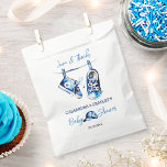 Es ist eine junge blaue Baby-Sport-Schuhkappe Baby Geschenktütchen<br><div class="desc">Es ist eine junge blaue Babydusche Geschenktaschen Blue Sport Schuhe blaue Kappe einfache moderne Wasserfarbe nett für sportliche Menschen</div>