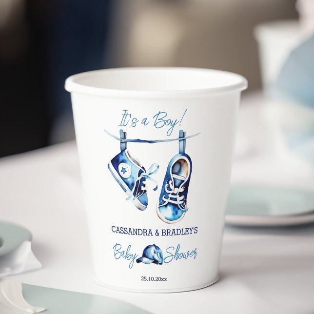 Es ist eine junge blaue Baby-Sport-Schuhkappe Baby Pappbecher (It's a boy blue baby sports shoe cap baby shower paper cups)