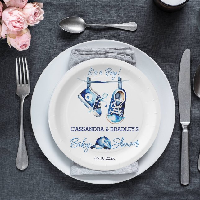 Es ist eine junge blaue Baby-Sport-Schuhkappe Baby Pappteller (Von Creator hochgeladen)