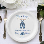 Es ist eine junge blaue Jeans Baby Duschvorlage Pappteller<br><div class="desc">Es ist eine junge blaue Jeans Baby-Duschvorlagenpapier Teller personalisierte Babydusche Geschirr,  niedlichen Baby Denim Jeans hängen an einer Linie blauen Jeans Kappe einfache minimalistische moderne Babydusche personalisierte Teller</div>