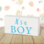Es ist eine junge blaue moderne Typografie-Kinderd Holzkisten Schild<br><div class="desc">Es ist ein Boy Blue Modern Typografie Baby Dusche Holzkastenschild. Box-Zeichen mit Es ist ein Junge-Zitat in blau Farbe. Es ist ein großartiges Party für eine Babydusche,  neues Party,  Baby Geschlecht offenbaren Party oder als Geschenk und für jeden anderen Anlass.</div>