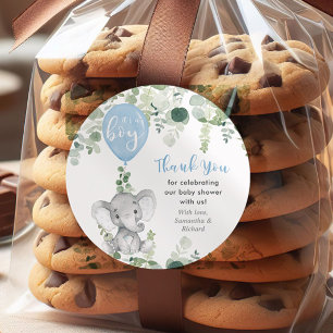 Es ist eine junge Elefantenballon-Grüne Babydusche Runder Aufkleber