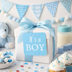 Es ist eine junge Typografie Blue Baby Boy Baby Sh Quadratischer Aufkleber