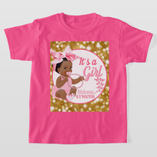 Es ist eine Mädchen-Pink & Gold-Ethnic-Baby-Dusche T-Shirt