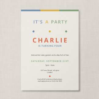 Es ist eine Party Bunte Typografische Kindergeburt Einladung