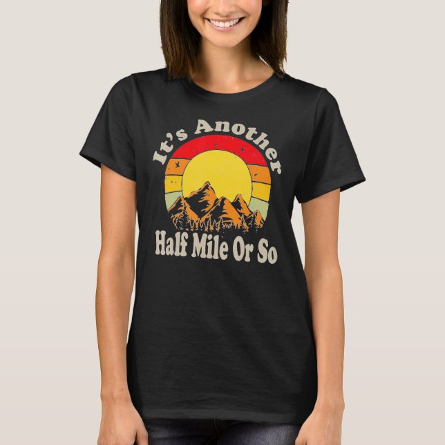Es ist eine weitere halbe Meile oder so Camping-Wa T-Shirt (Vorderseite)